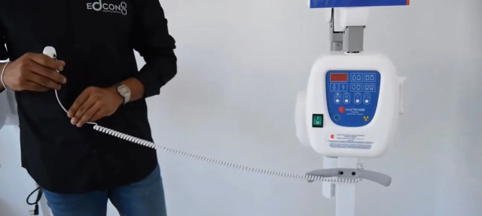 Técnico profesional utilizando equipo rayos X Corix, garantizando seguridad, precisión y cumplimiento de normas radiológicas.